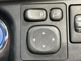 【電動格納ミラー】サイドミラーは電動格納式となっており、狭い駐車場でもキズがつくリスクを抑えられます。