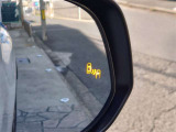 {ブラインドスポットモニター}隣の車線を走る車両をレーダーで検知し、ドアミラーに搭載されたLEDインジケーターが点灯し注意を喚起してくれます。