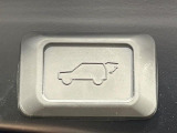 【パワーバックドア】スマートキーや運転席のボタンを押すだけでリアゲートが自動で開閉します!荷物を持っている時や、高い位置にあるバックドアを閉める際に便利な機能です♪