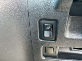 運転席にはシートヒーターが備わっています。