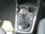フロア5MTです。高級感あふれるシルバーステッチのシフトブーツ!シルバーコンソールオーナメント!