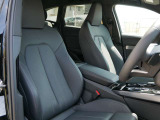 (運転席/助手席)長時間のドライブでも疲れにくい少し固めのシートです。全車標準でサイドエアバッグを標準装備しております。