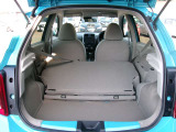 後席を倒すと広くなり長い荷物も積むことが出来ます。