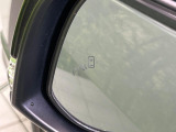 【ブラインドスポットモニター】走行中、ドアミラーの死角になりやすい箇所に後続車が接近するとサイドミラーのレンズに警告を表示!ドライバーに注意喚起をしてくれます。