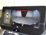 パノラミックビューモニターシステムが付いているので車の上から見た映像が確認できますよ。 一目で車両周辺の情報を確認できますが、直接安全をご確認下さい。