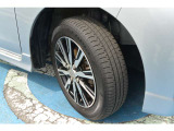 ダイハツ純正アルミホイール。タイヤサイズは155/65R14インチ