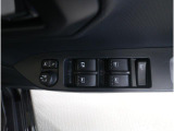 ■運転席ドアの操作しやすい位置にミラー操縦スイッチがついておりますので、ストレスなく自分のフィットする位置にセッティング頂けます。