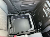 助手席下には大容量の収納BOXを搭載!その外にも収納がございます!