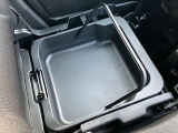 助手席側の座席下には車検証などの小物を入れて頂けるスペースを設置。さらに取っ手が付いているので、そのまま取り出して使う事も可能です。