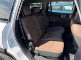 後部座席も広いのでゆったりと座って頂けますし、シートも疲れにくい固めの素材となっている為、旅行なども快適です。
