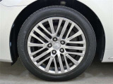 タイヤサイズは225/50R17になります。アルミホイール(スーパークロームメタリックⅡ)。