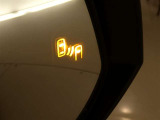 【BSM(ブラインドスポットモニター)】・・・隣の車線を走る車両をレーダーで感知。車両を感知するとドアミラーに搭載されたLEDインジケーターが点灯。