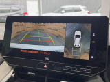 【パノラミックビューモニター】専用のカメラにより、上から見下ろしたような視点で360度クルマの周囲を確認することができます☆死角部分も確認しやすく、狭い場所での切り返しや駐車もスムーズに行えます。