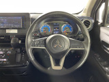 【ステアリング】軽い力で扱いやすいハンドルです。目立つ傷やスレなどなく綺麗な状態です!除菌プランいれていただくとさらに快適に!清潔なお車はお子様にも安心ですね!