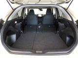 セカンドシートを倒した状態です。セカンドシートは独立可倒、荷物に合わせてラゲッジスペースをアレンジできます。