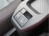 電動パーキングブレーキ。指先で簡単操作。ホールドボタンで信号待ち、渋滞時、不意にブレーキペダルから足がはなれても動き出さずに安心