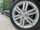 【純正15インチアルミホイール】外観にマッチした純正アルミホイールを装着しております。各種社外アルミホイールや、スタッドレスタイヤも取扱いしております。是非ご相談ください♪