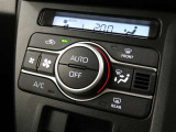 細かな温度調節ができるオートエアコンを搭載。簡単な操作で快適な空間をキープできるので、いつでも心地よくドライブを楽しめます。