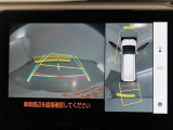 パノラミックビューモニター付きです。車両を上から見たような映像をディスプレイオーディオ画面に表示。運転席からの目視だけでは見にくい、車両周辺の状況をリアルタイムでしっかり確認できます。