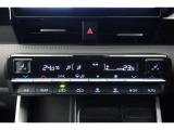 ★運転席と助手席でそれぞれお好みに合わせて温度設定が行えるフルオートエアコンです。外気温や室温、日射量を感知し、吹き出し温度、風量を緻密に制御します