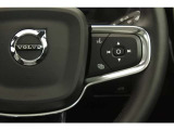 右側のステアリングスイッチは、オーディオコントロール、音声入力時のスイッチが備わります。