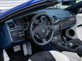 握るものを『興奮』へと導くステアリング。レースで培ったハイパフォーマンスなドライビングを体験。