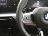 【ハンドル】ドライバーとBMW車の一体感がダイレクトに伝わるステアリングホイール。形状・太さへの拘りに加えて、操作性を高める為にスイッチ類も配置。クイックかつ安定のドライビングを体感下さい!