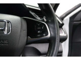 Hondaセンシングの機能のひとつ、アダプティブクルーズコントロール付!アクセルから足を離しても設定したスピードと前車との車間を保ち走行してくれます!車線維持もアシスト☆高速道路で疲労軽減ですね☆