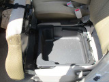 助手席シートアンダーボックス。運転用の靴など入れておけますよ(^^)