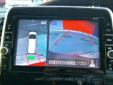 【アラウンドビューモニター】空から見下ろすような視点で、スムースな駐車と安全確認をサポートします。