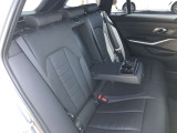 後席も使用感はさほど感じず、運転席・助手席同様に清潔感があります。後席シートもしっかりと作り込まれていますので、座り心地も悪くありません。是非、実車にてご確認下さい。