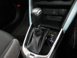 アクセルペダルを踏み込む量や速さに応じて変速パターンを最適制御し、人馬一体の運転感覚を発揮してくれる6速オートマ!