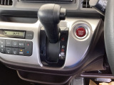 自然に手が届き、操作性の良いインパネシフトに、パーキングブレーキは、フットブレーキタイプなので、運転席と助手席の間はすっきりしています。