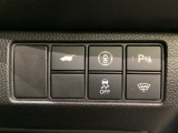 Hondaセンシング用の、VSA(ABS+TCS+横滑り抑制)解除と路外逸脱抑制機能のオンオフスイッチなどはハンドルの右側に装備しています。