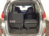 3列目シートは跳ね上げ式で収納が可能です。荷室が広くなり大きな荷物も積みやすくなります。買い物やアウトドアなど荷物が多い場面で便利です。