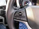 ハンドルから手を離さずに選曲や音量調節ができるステアリングオーディオスイッチ付き☆
