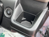 【ドリンクホルダー】運転席の手元に、ドリンクホルダーを配置しております!