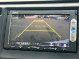 後退時に車両の後ろ側をモニター画面に表示します。車庫入れが苦手な人もこれで安心♪