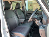 広い室内は、大人二人が前の座席にすわっても余裕があります!シートの柔らかさと質感もちょうど良く、サイドエアバッグとカーテンエアバッグまで付いています!ぜひ一度すわってみて下さい!!