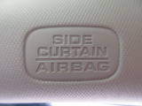 サイドカーテンエアバックシステムは、側面衝突時に大人から子供までさまざまな体格の乗員の頭部や頚部を広範囲で保護。特にセンターピラーへの頭部衝突を防ぐ展開性能を実現しています。