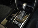 操作が楽なフロアシフト、インパネ周りもすっきりしています。