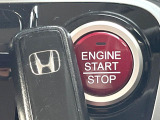 【Hondaスマートキー】カバンやポケットに入れたままでもドアの施錠・解錠が可能なスマートキーを装備。エンジンのオン・オフ時もカギを取り出す必要が無いからとっても便利です♪