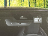 【プリクラッシュセーフティ】前方の車両等を検知し、衝突しそうな時は警報で注意を促し、ブレーキを踏む力をサポート。ブレーキを踏めなかった場合は衝突被害軽減ブレーキが作動、衝突回避をサポートします。