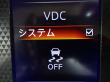 【横滑り防止】ハンドル操作や滑りやすい路面を走行中、横滑りを感知すると自動的に車両の進行を保つよう制御!