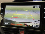 後方の見える安心をお届けするバックガイドモニター付:バックするときのアシストラインもあって楽々バック!車庫入れや縦列駐車をサポートし、苦手な駐車も安心です!今やもう手放せない装備ですネ♪