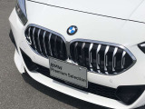 左右のキドニー・グリルの中心にはBMWのエンブレムが鎮座し、個性を放つデザイン性を兼ね備えました。