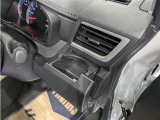 便利なカップホルダーを装備しています。 缶ジュースを開けて運転していると振動で倒れないかヒヤヒヤ、意外と置き場に困るもの。 意外に重要な装備ですね。