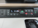 オートエアコンは操作が楽々♪フロント左右シートヒーターも装備しています。USBジャック付きです。