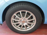 アルミホイール付!鉄ホイールと違って軽いので燃費にも影響してきます。ガソリンの高騰に少しは貢献します!足元がきまります。