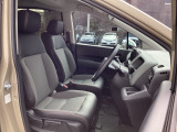 フロントは運転席と助手席が別々の広々としたセパレートシートです、運転席は、高さを調整できるハイトアジャスター付きです。